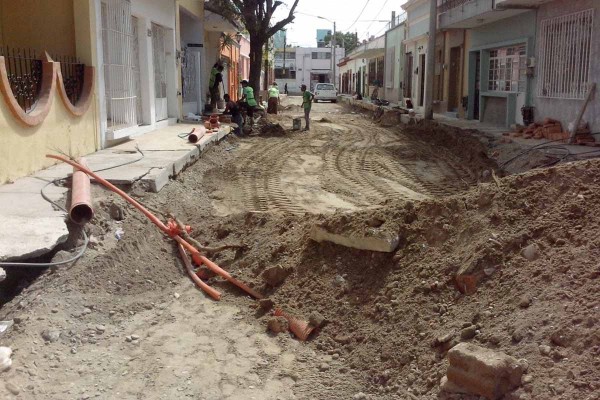 Vecinos de la calle Libertad, en el Centro, afirman que la obra de la Jumapam “no tiene para cuando”.
