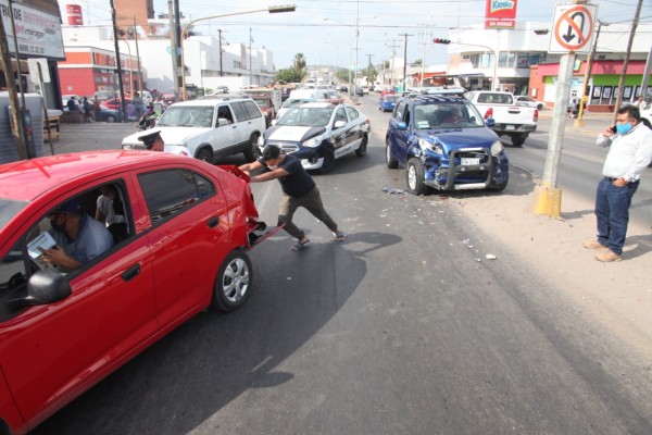 Chocan dos vehículos en el cruce de Leyva y Pedro Infante en Mazatlán