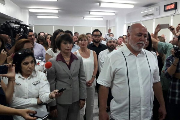 Se registra Manuel Clouthier como candidato al Senado; lo respaldan '51 mil dedos', dice