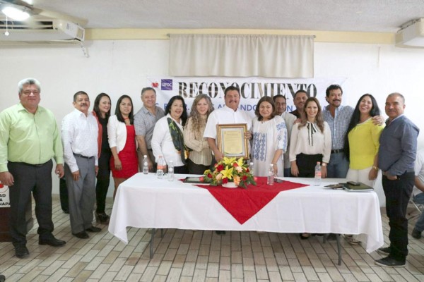 Entregan reconocimientoen Escuinapa al profesor Jesús Pinzón