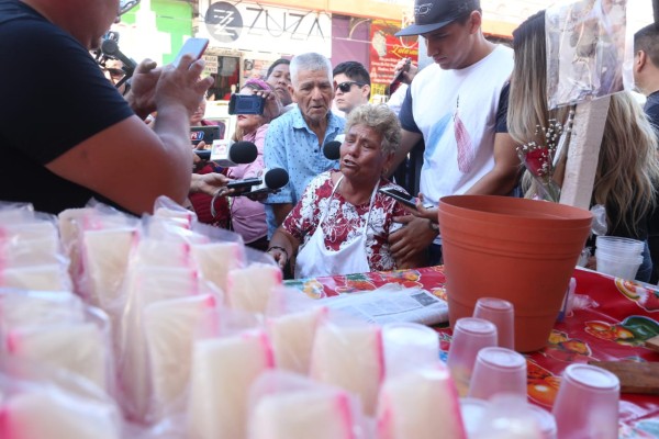 Ambulantes libres se instalan en el Centro de Mazatlán, autoridades los multan; que solo trabajan para comer