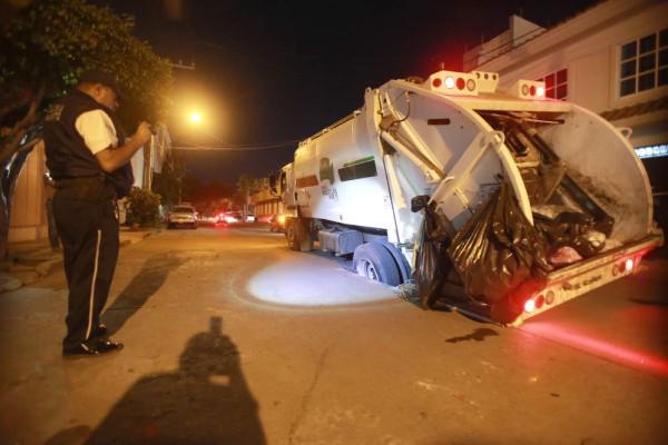 $!El 2 de enero de 2018, un camión recolector de basura, quebró el débil concreto de la calle Río de la Plata, casi esquina con Ejército Mexicano, y provocó el hundimiento.