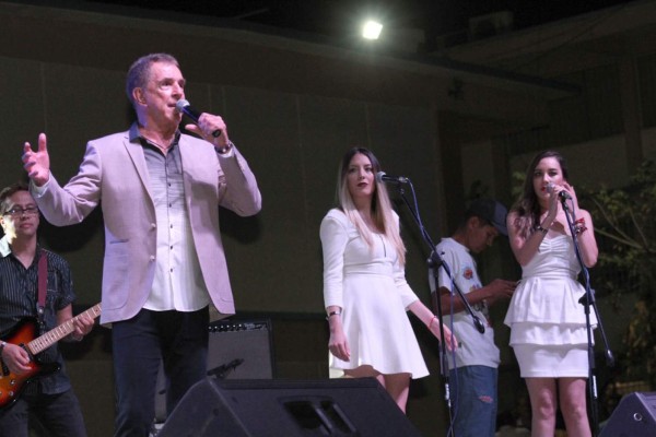 Canta Roberto Jordán en Mazatlán