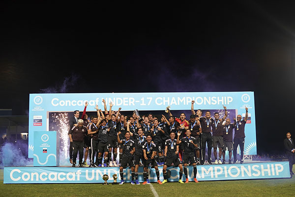 El equipo mexicano celebra su título.