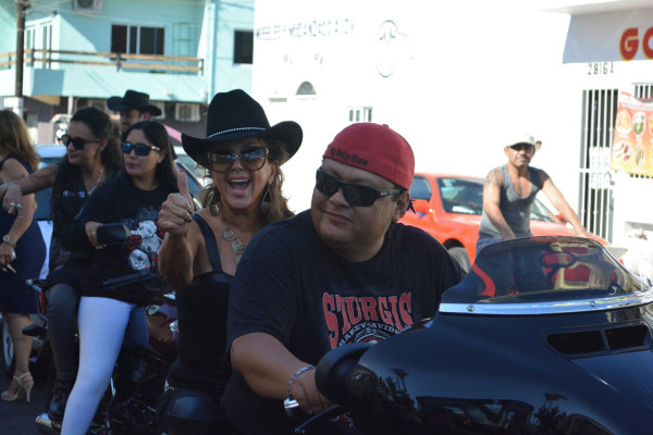 Lupita Infante Torrentera saluda durante el recorrido.