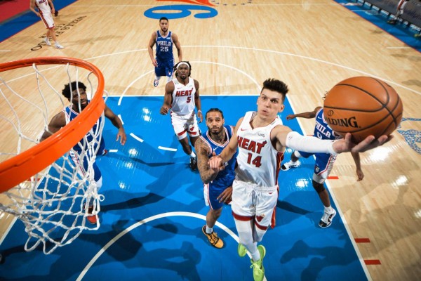 En tiempo extra y con doble-doble de Embiid, 76ers vence al Heat