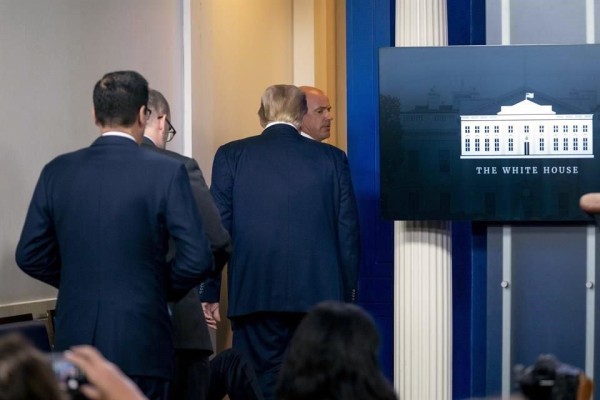 Servicio Secreto saca a Trump de conferencia por tiroteo fuera de la Casa Blanca