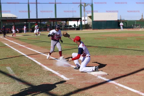 El primera base hace gran jugada y pone fuera a Carlos Urías.