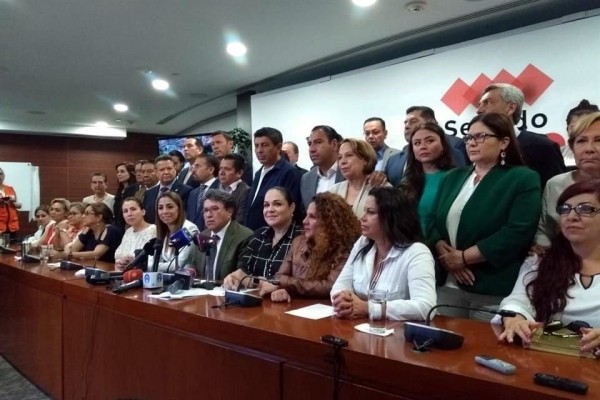AMLO se reunirá con senadores de Morena tras pleito entre Monreal y Batres