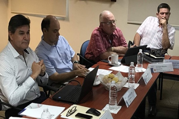 Omar Canizales encabeza la reunión de presidentes.