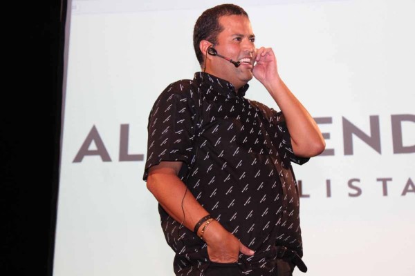 Aldo Rendón, pasó de ser el amigo que decía qué ponerse, a cobrar por hacerlo