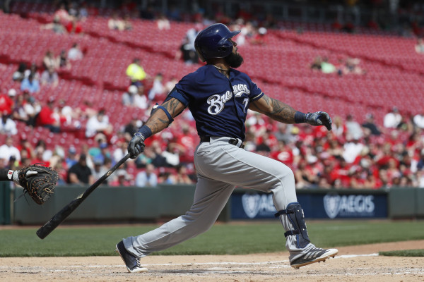Eric Thames alcanza 11 jonrones, Milwaukee apalea a Rojos