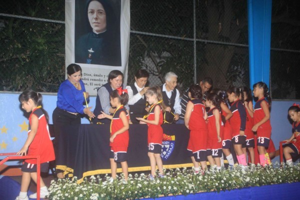 Todos los medallistas reciben sus preseas durante la ceremonia de clausura.