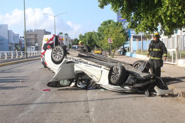 Joven resulta lesionado después de volcar su BMW por calles de Culiacán