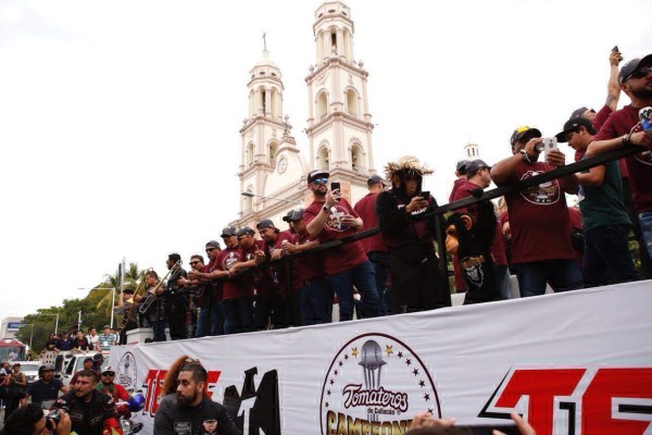 La Nación Guinda salió a las calles para festejar a sus campeones.