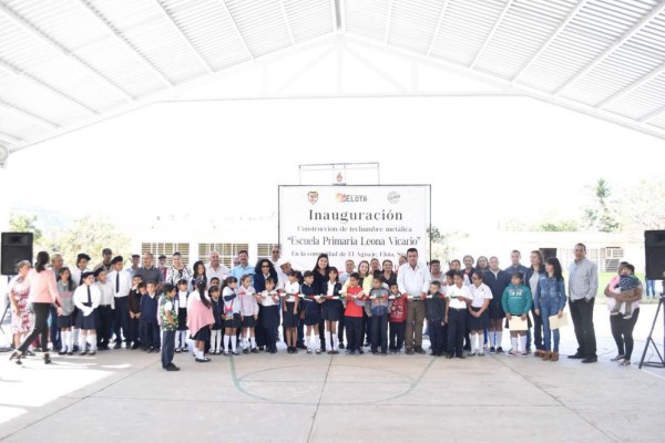 Autoridades municipales y personal de la escuela cortaron el listón de la techumbre.