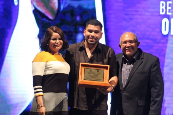 José Luis Urquidy (centro) acompañado de su mamá y el Alcalde.