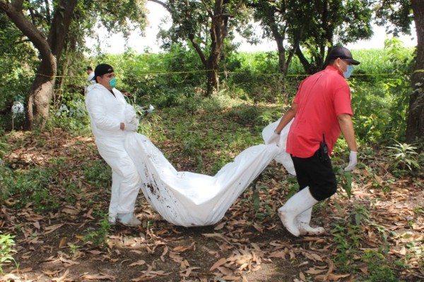 Van dos cuerpos localizados en fosa clandestina en Culiacancito