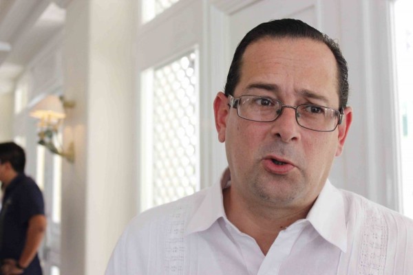 Paga programas fantasma y solo le ‘jalan las orejas’