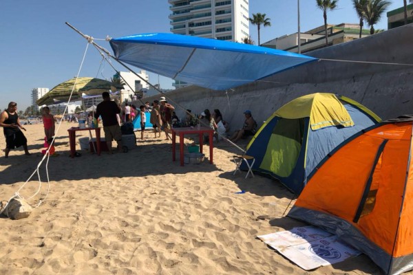 Viven la aventura de acampar en las playas de Mazatlán