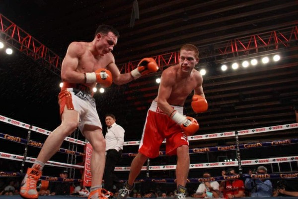 Omar “Businessman” Chávez y Nicolás Luques sostienen cerrado combate.