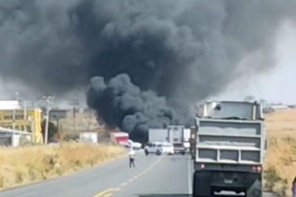 $!Operativo para detener a ‘objetivo prioritario’ en Michoacán desata bloqueos y quema de vehículos