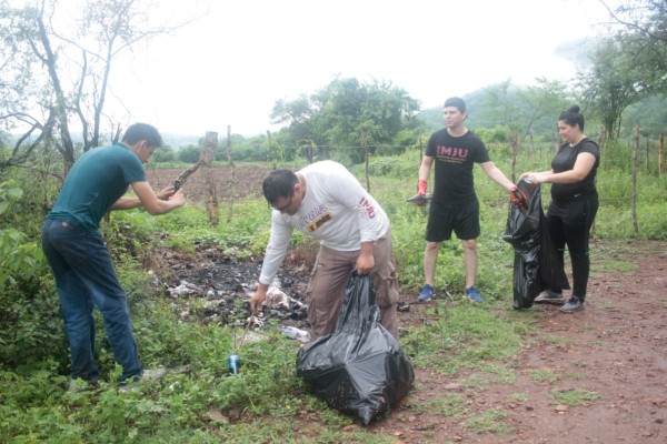 Recolecta IMJU basura en Cascadas de San Antonio, en Culiacán