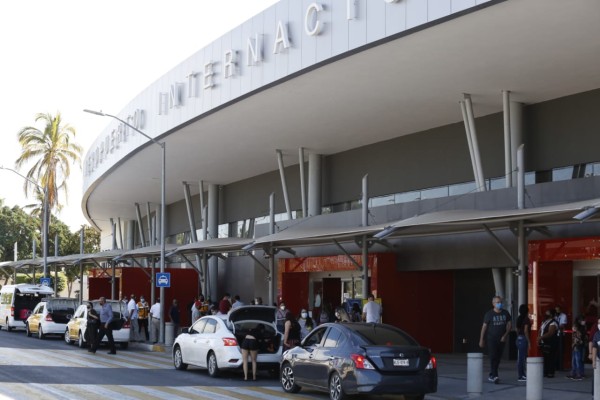 Pruebas de Covid-19 en el aeropuerto de Mazatlán deberán pagarlas los pasajeros, anuncian