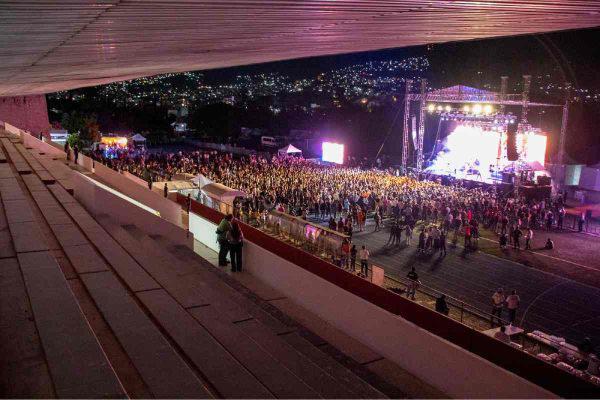 $!Las instalaciones del Polideportivo de Chilpancingo no se llenaron a pesar de la difusión del evento y la presencia de funcionarios y trabajadores del gobierno del estado y otras dependencias.