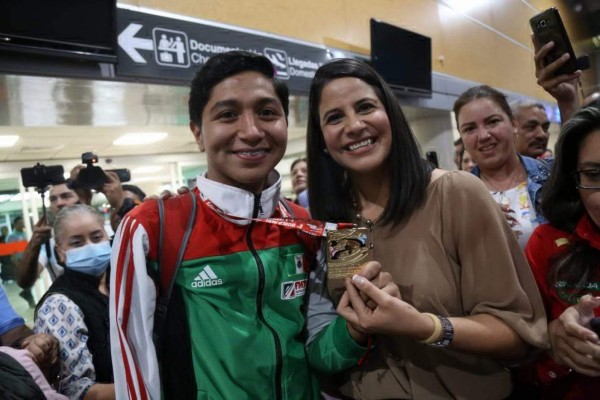 A ritmo de la tambora es recibido el campeón mundial Juan Diego García en Culiacán