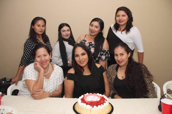 Yahaira, Diana, Jassel y Maciel. Sentadas, Siurave y Stephanie, amigas que celebraron a Izet.