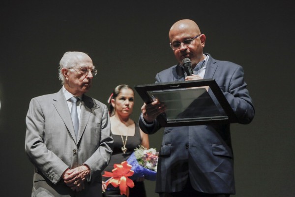 Jaime Labastida recibe el reconocimiento de manos de Papik Ramírez, director del Instituto Sinaloense de Cultura.
