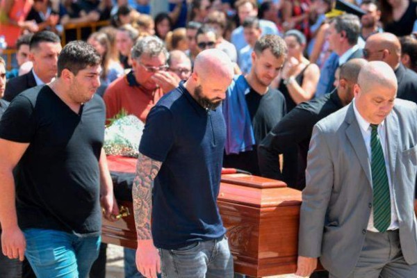 El cuerpo de Emiliano Sala es cargado por compañeros y familiares. (Foto: @elchorrilleroSL)