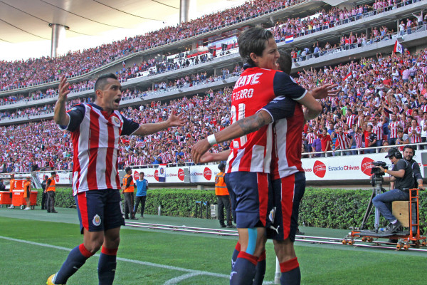 Con gol de Pineda, Chivas avanza a semifinales