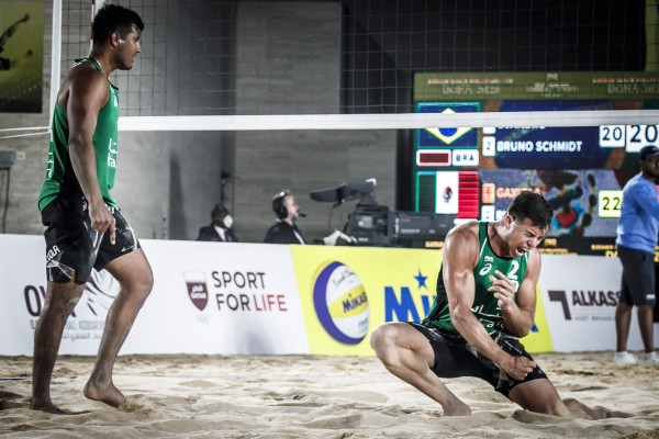 Josué Gastón Gaxiola y José Luis Rubio celebran su pase a la final. (Foto: Cortesía FIVB)