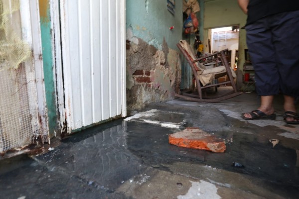 Las aguas negras se meten a su casa, en el Centro de Mazatlán