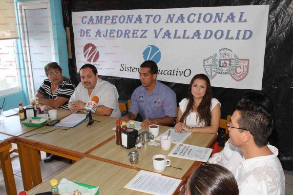 En conferencia de prensa, Emiliano Millán da los pormenores del evento.