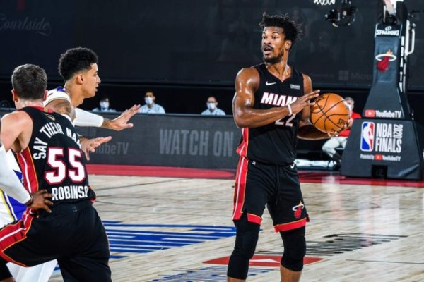 Jimmy Butler comandó el triunfo del Miami Heat. (Twitter @MiamiHEAT)