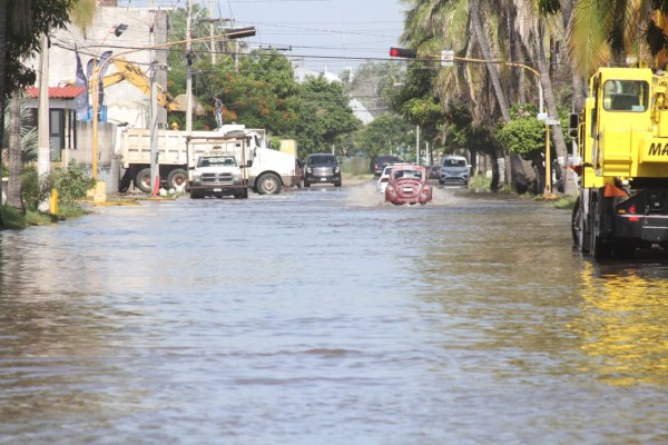 La Cruz Lizárraga, en Mazatlán, queda como 'laguna' tras lluvia de esta mañana