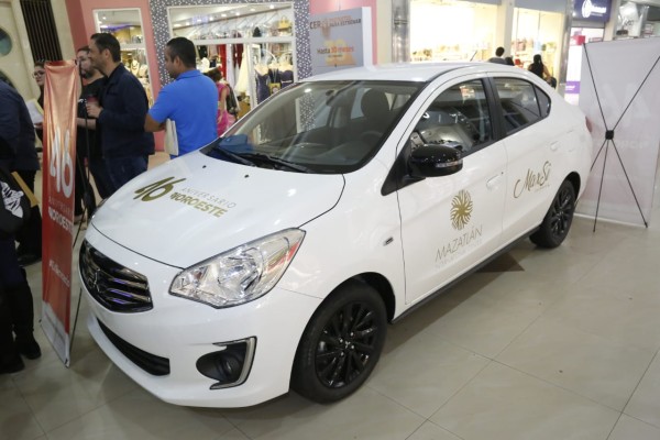 Gana suscriptora de Vistas del Mar automóvil del sorteo Noroeste en Mazatlán