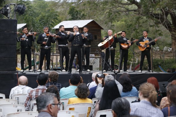 En Mazatlán, Adán Pérez canta su amor por México