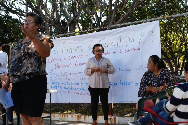 Padres de familia del CAM 23 de Mazatlán piden destitución de directora del plantes