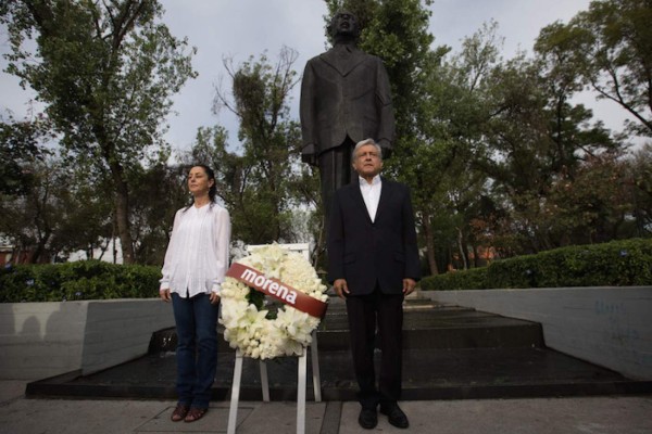 Andrés Manuel López Obrador y Claudia Sheinbaum realizaron una Guardia de Honor en el Monumento a Lázaro Cárdenas.