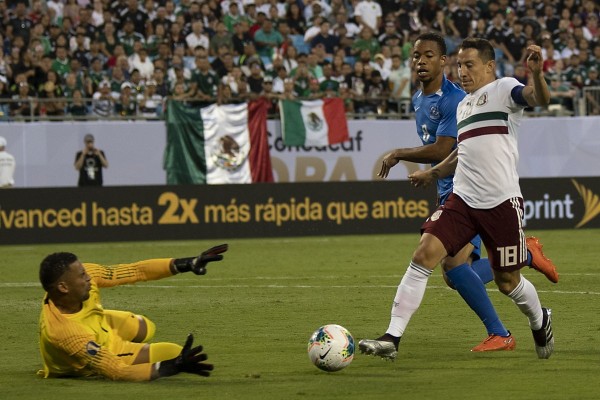 México vence 3-2 a Martinica.