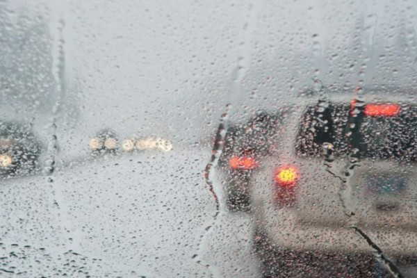 Conduce seguro bajo la lluvia