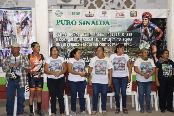 Familiares, ciclistas de Sinaloa y autoridades municipales rinden honores a Mónico Lizárraga.
