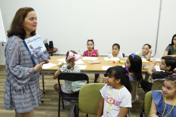 Georgina Martínez invita a los padres de familia a invertir en la formación lectora de sus hijos.