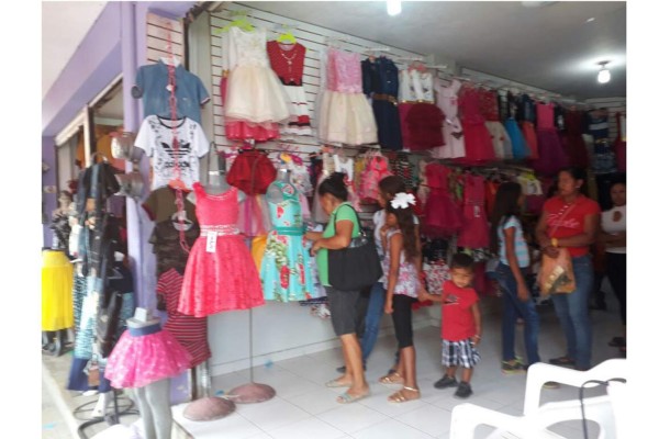Abarrotan tiendas para comprar ropa infantil