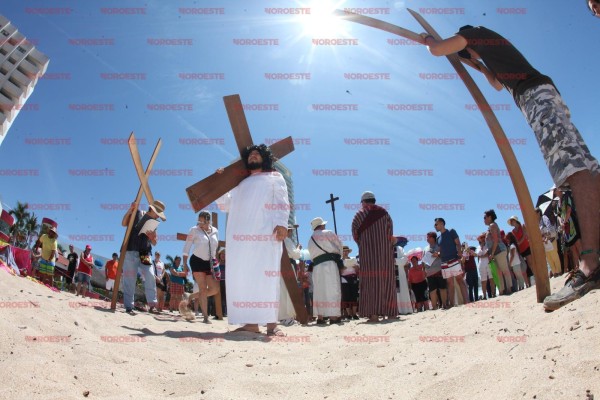 La escenificación de la Muerte de Jesús, durante el Viacrucis viviente del Templo de San Judas Tadeo.