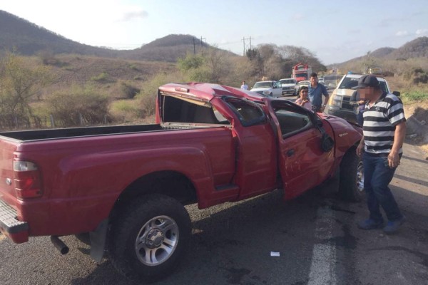 Vuelca camioneta en la carretera libre México 15; hay dos lesionados